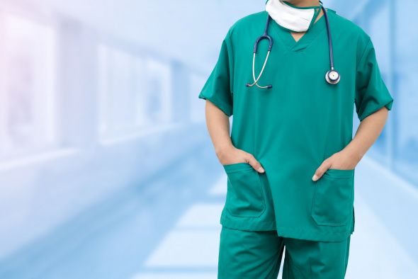 Médecin dans un corridor d'hôpital